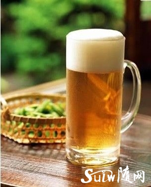 男子喝冰啤解暑却昏倒 冰镇啤酒会加重中暑 男子喝冰啤解暑却昏倒 冰镇啤酒会加重中暑