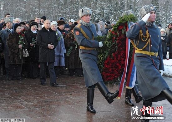 普京跪地向列宁格勒保卫战逝者献花