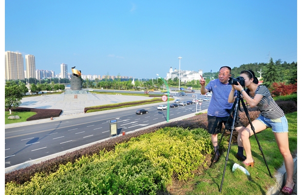 <em>父女</em>镜头绘美景_社会民生_随州网_随州市新闻