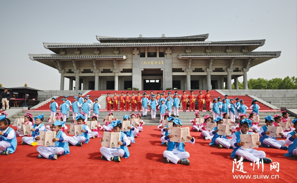 ��ɽ��2000������Сѧʦ����չ�����й�ѧ���䣬�����׵��Ļ����ж��