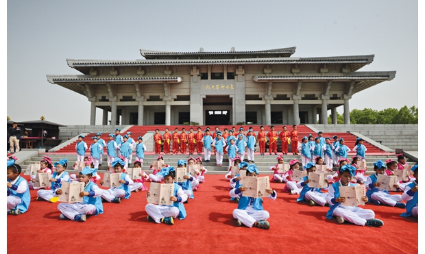 ��ɽ��2000������Сѧʦ����չ�����й�ѧ���䣬�����׵��Ļ����ж��