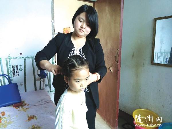 ��ɽ�����Сѧ��ʦ����ᰮ����ʿһ�𣬿�չ���������衱�ذ����ض�ͯ�