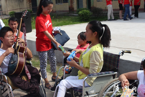 ���ݺ��ǹ��ʹ㳡Ϊ��������ְУ��ʦ���������