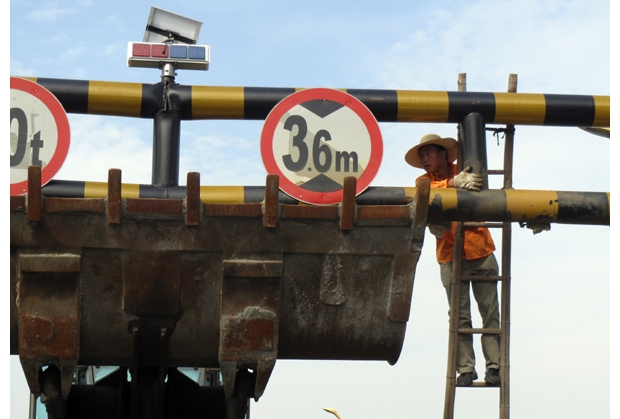 ������·�����Ŷ�ײ��ĵ�·�޸���ʩ����ά��