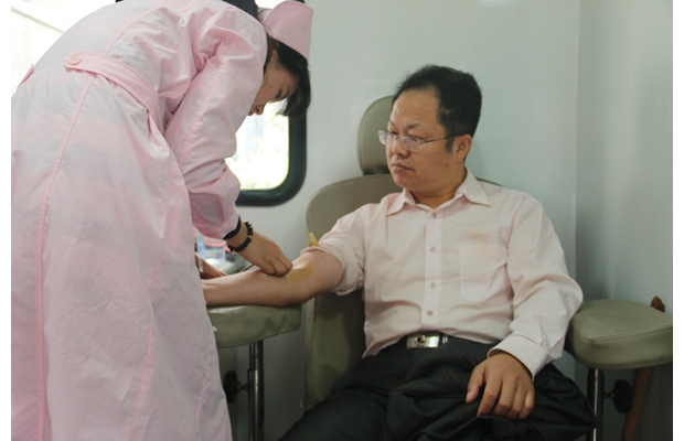 ���ؽ����ֻ��ؿ��ҺͶ�����λ�ɲ�ӻԾ�μ�������Ѫ