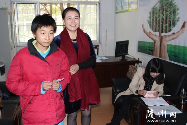 ��������ѧУΪƶ��ѧ����ȡ����