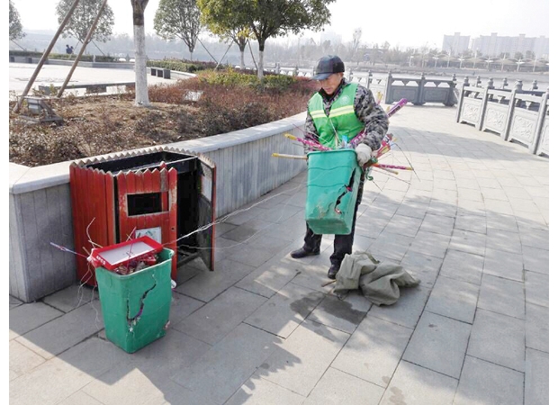 �����ڼ䣬԰�ֹ��˼���һ�ߣ���ɨ��԰������