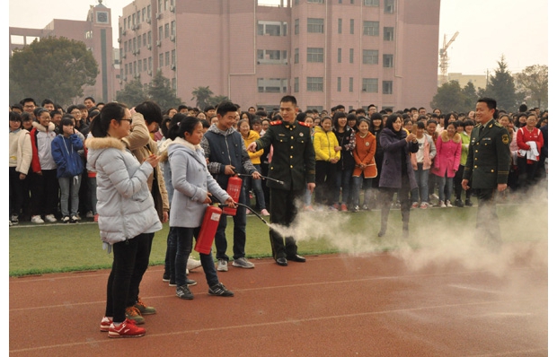 曾都一中邀请随州市消防支队官兵走进校园开展