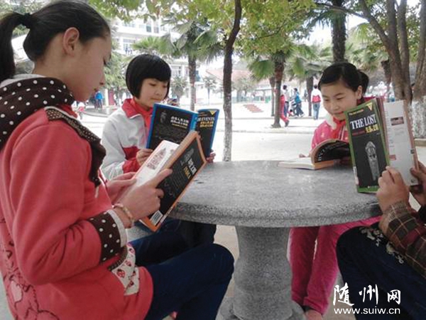 ����С��һ�п�չ�Ķ������鼮�