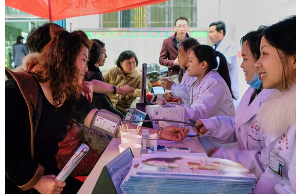 �����»�ҽԺ����ũ��ҩ�����Ͽ�չ�ж������ˡ��ڡ�Ů�Խ�������Ԯ���