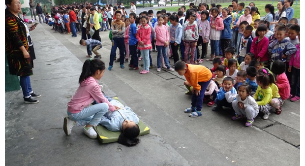 随县环潭镇小学举行防溺水应急互救安全演练_