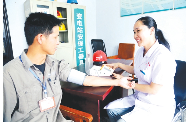 �������ݹ��繫˾��֯ҽ��С�ֶ�Ϊһ�߼�����Ա�ṩ��ѵ�ҽ����Ϻͱ�����ѯ