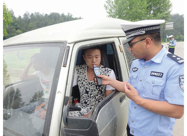 ���ؽ�����ӿ�չ��һ���ϲ�Ƽ�Υ����Ϊ