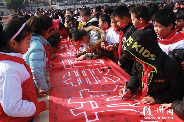 �������ķ�ѧУ��ȫ��ʦ�������������׷澫�������������顱�ĳ���