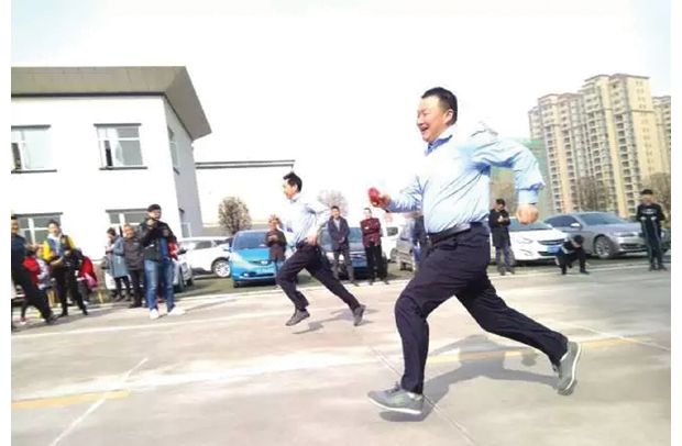 ���������־ֶ����ɳ������и����ĵ�һ���˶���