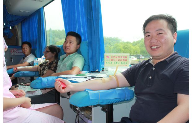 ������ί���������ع���Ա�μ��޳���Ѫ