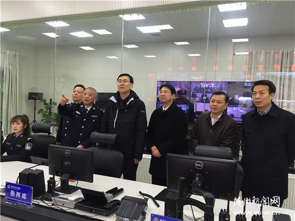 ���������ظ�λ��һ�߹����������´�������ף��