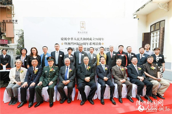 ������Ӣ��Ҷͦ������չ����Ļʽ�ڰ��ž���