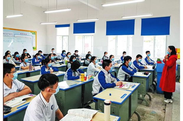 ���ݳ���ѧ�����屨��ӭ��ѧ