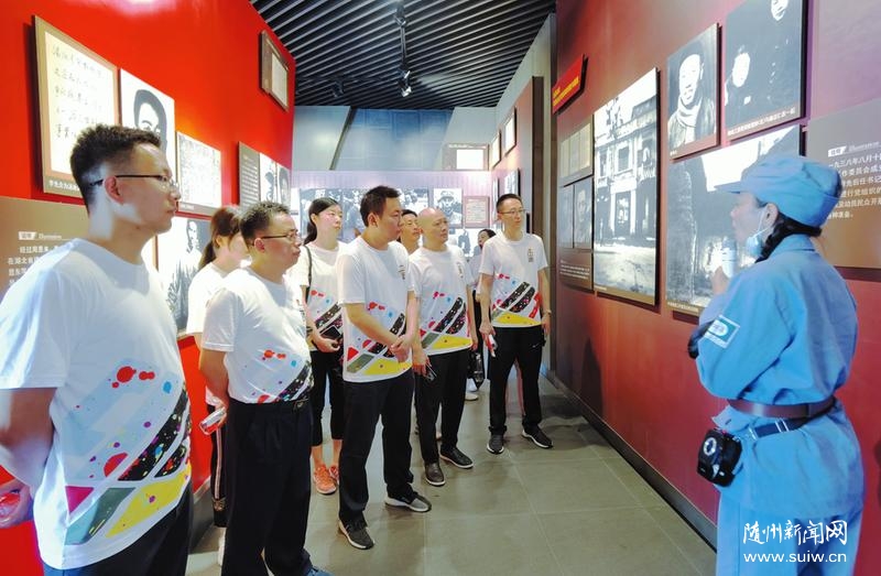 ��ί��У��֯ѧԱ�ں�ɫ�����д�������