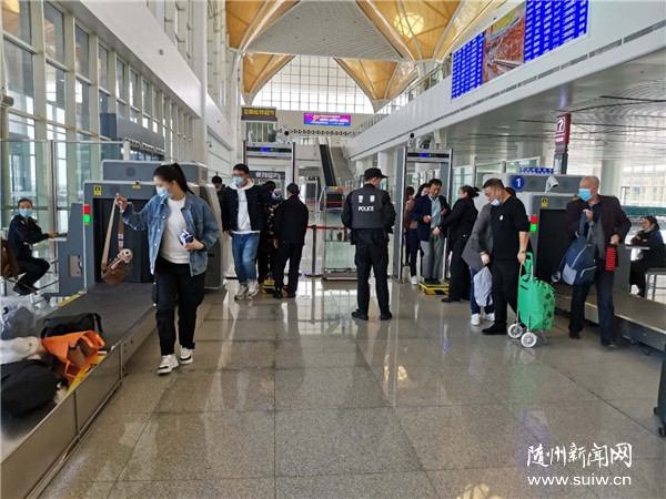 ˫���ڼ�������վ�����ÿͽ�5���˴�