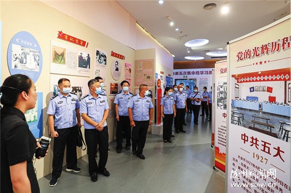 ���ݸ�Ⱥ�ι۽���100���굳ʷչ��