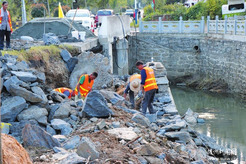 �޸�ˮ�ٹ�·��ǽ