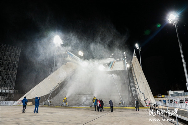 �׸ֻ�ѩ����̨��ʽ��ʼ��ѩ