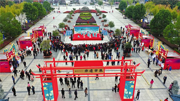 ���ݷ��Ŷ�̬չ�����Ŵ�ͳ����