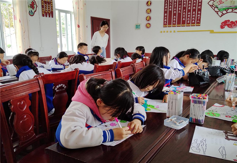 ������ڶ�Сѧ��չ��ʫ���仭�