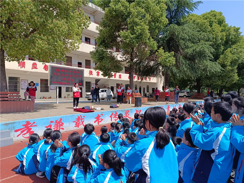 ���غ�ʮ�ֻ�������������ѧУ��չ�ķθ��ռ���֪ʶ��ѵ