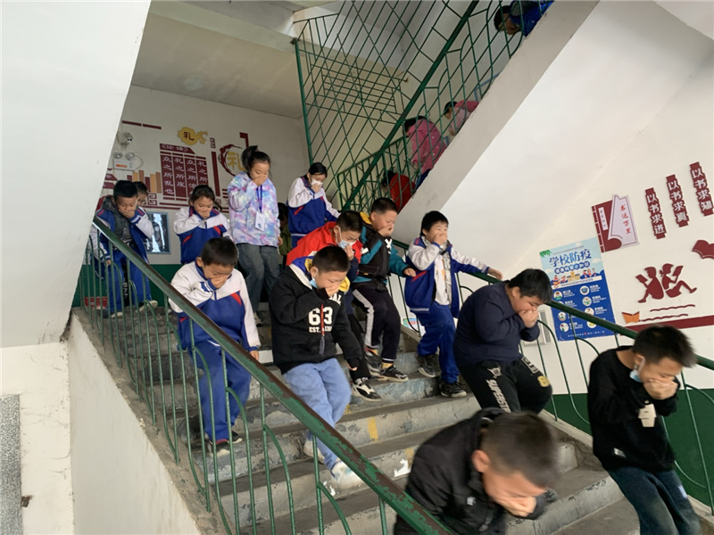 ������Сѧ������ų�У����չ������ȫ�����