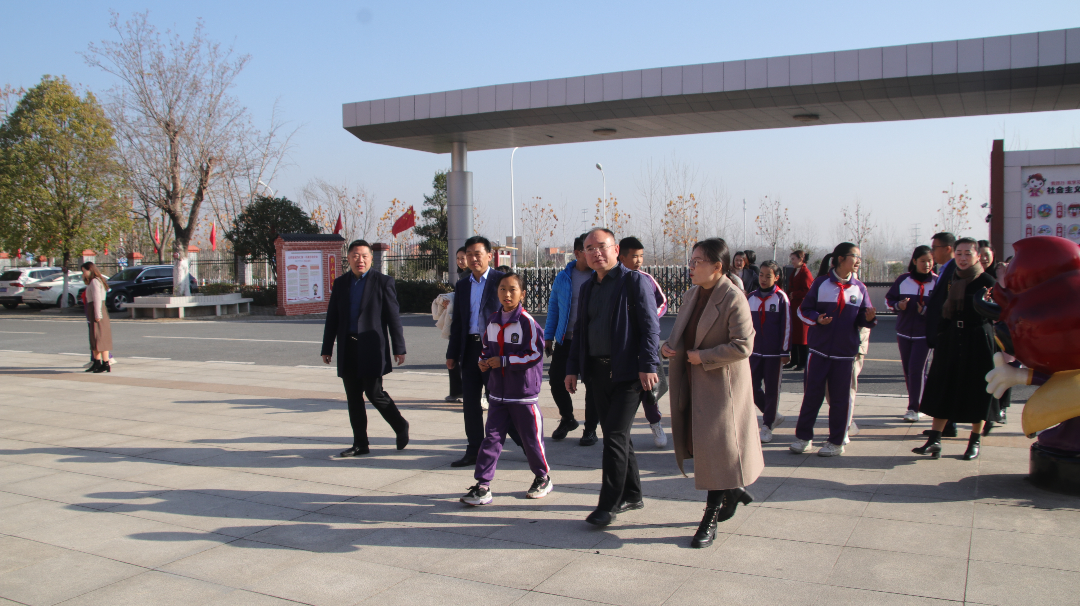 �人��Ⱦ�С��λͬ�����׵�ѧУ����ָ��