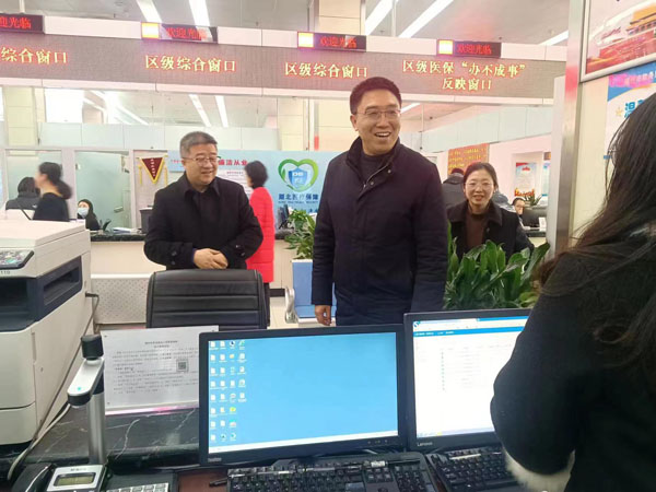 ������������쵼����ο�ʴ���һ�߹�����Ա