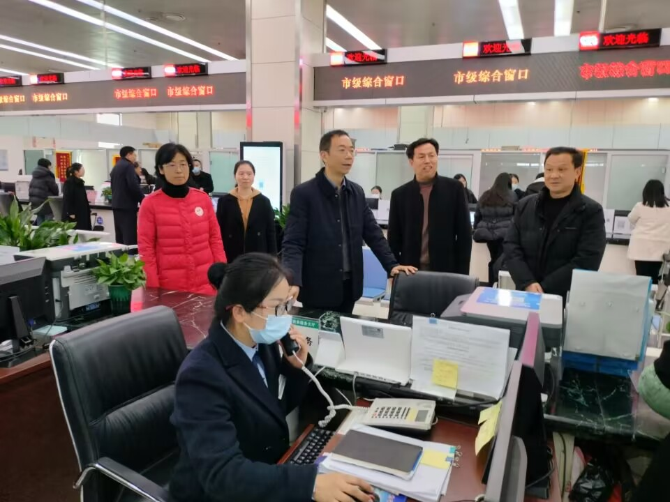 ���ƹػ�����ů����--��ҽ�����쵼����ο�ʴ���һ�߹�����Ա