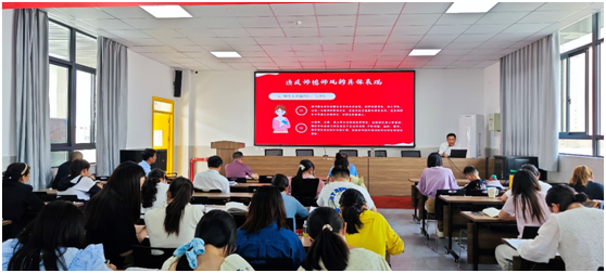 �������ĵ�ѧУ��չʦ��ʦ��ר����ѵ��