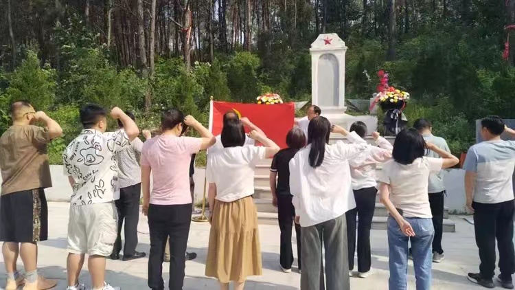 ��ɽ������ѧУ��֧����չ���⵳�պ�ɫ�����