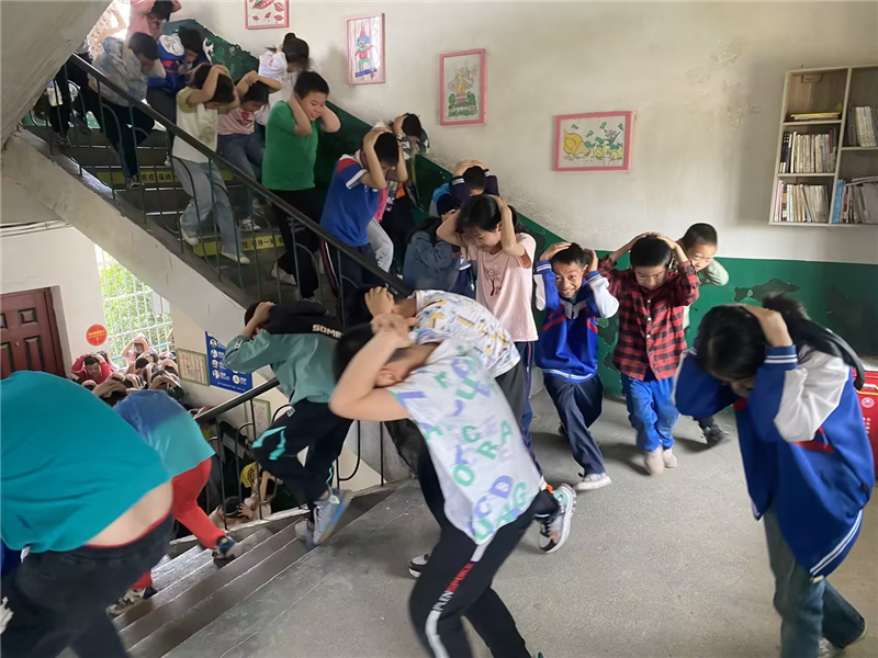 ������ڶ�Сѧ��չ�������Ӧ����ɢ����