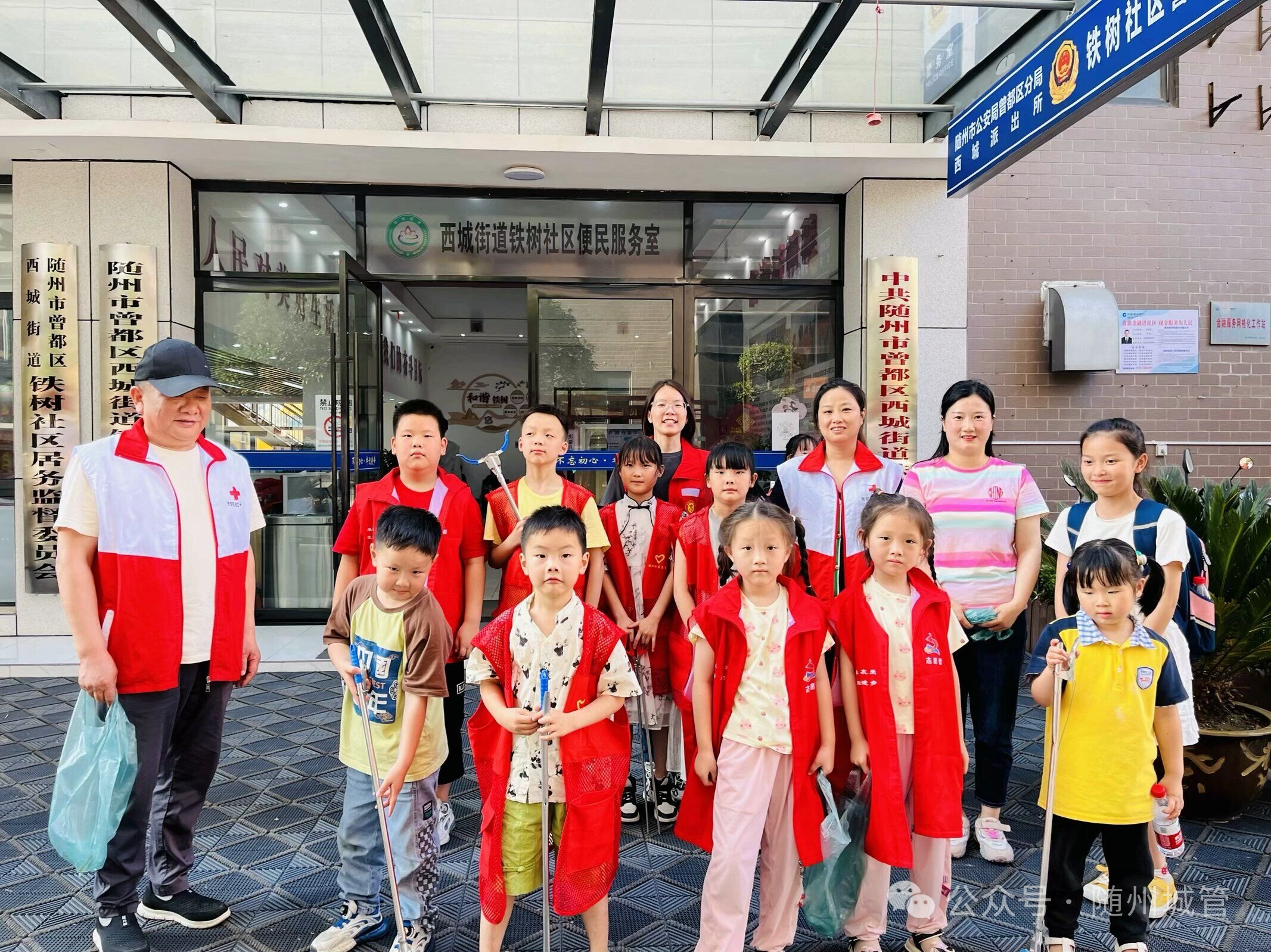 ��ɫ��ͯ���У����ǽֵ���չ������������