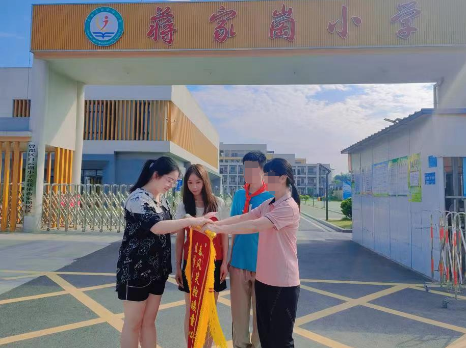 ���������Ҹ�Сѧ������챳��Ĺ���ů����