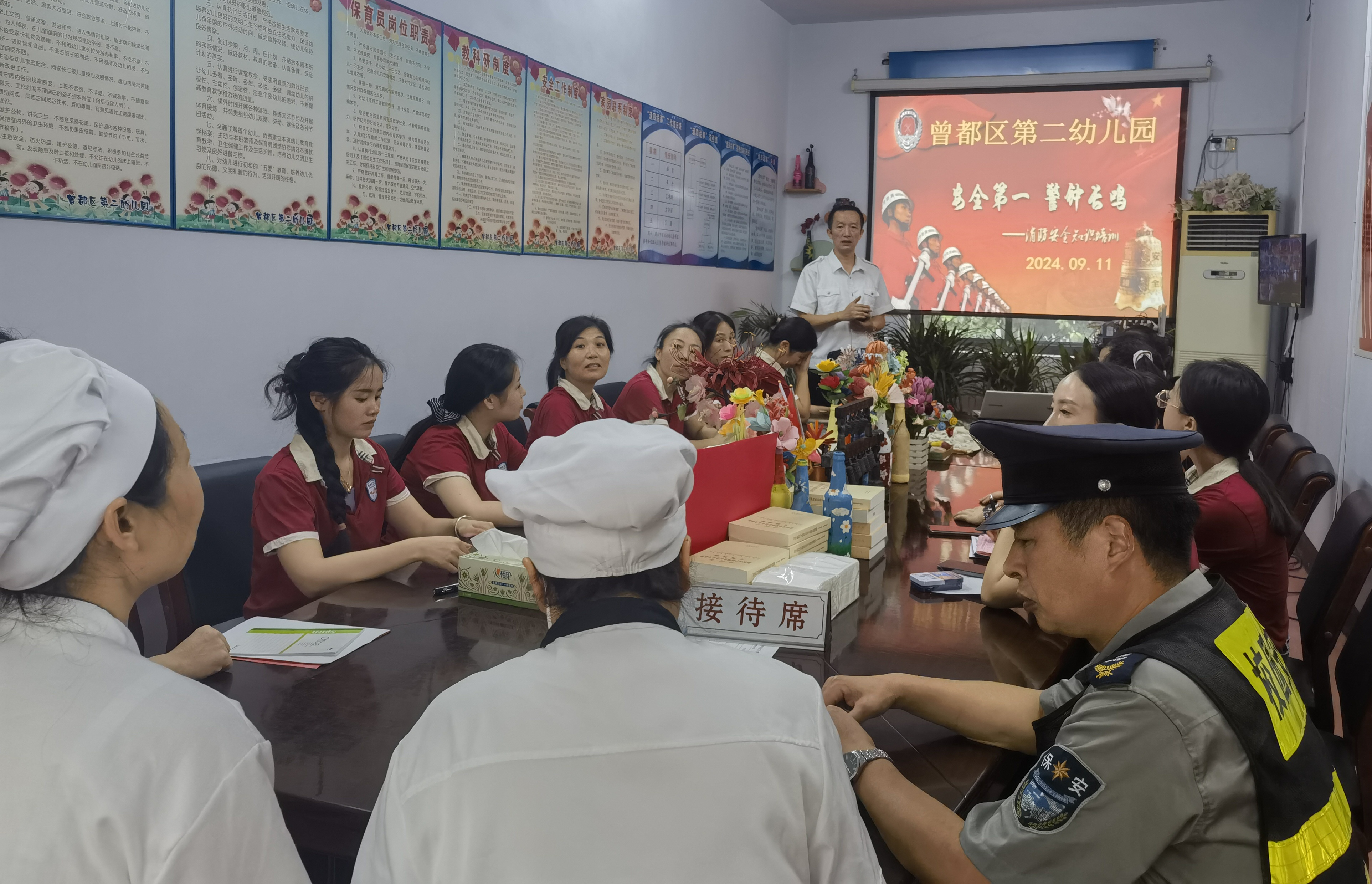 ���Ż�Ӫ�̻������������ڶ��׶�԰��չ������ȫ��ѵ����ɢ����