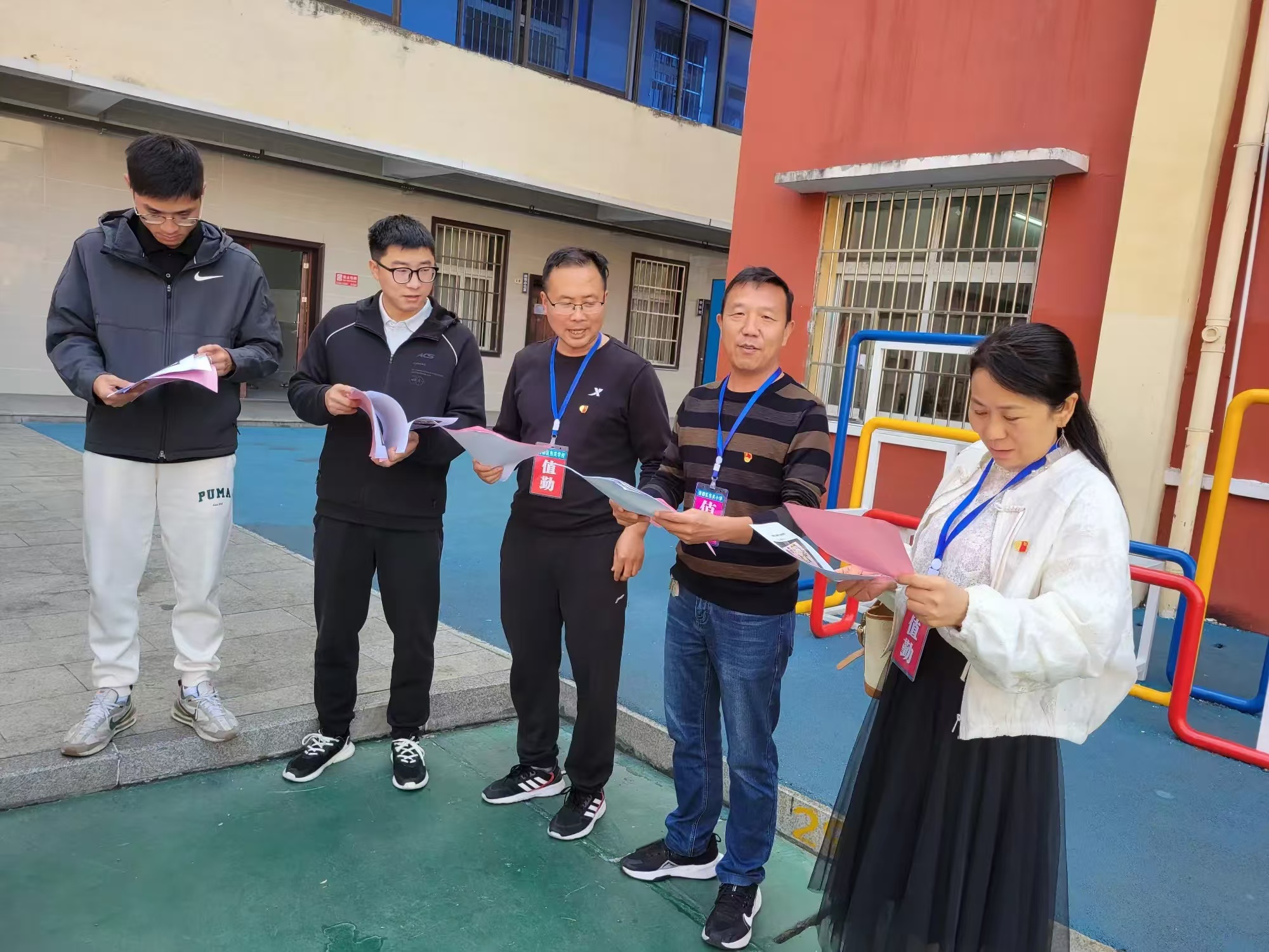 ŻӪ̻СѧչУ԰ܱ߻ʾж