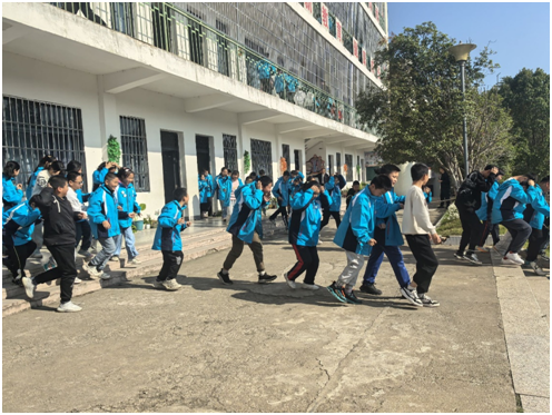 ����������ѧУ��չ����Ӧ����������ѵ