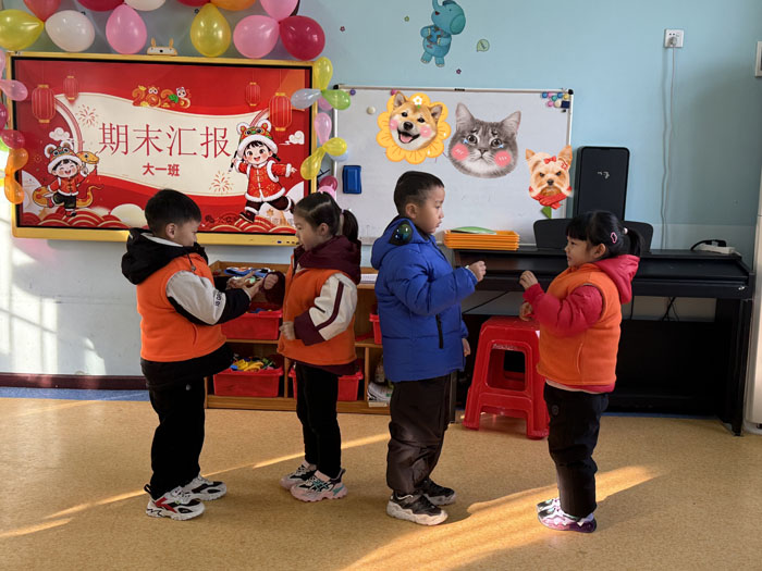 ������Сѧ�׶�԰��չ��ĩ�㱨�