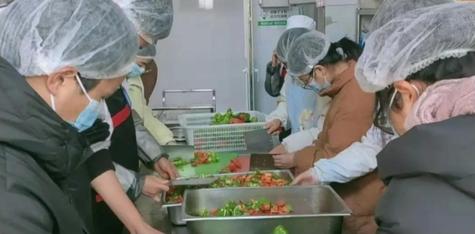 ���ض��п�չ��Ԫ��������ͻ��