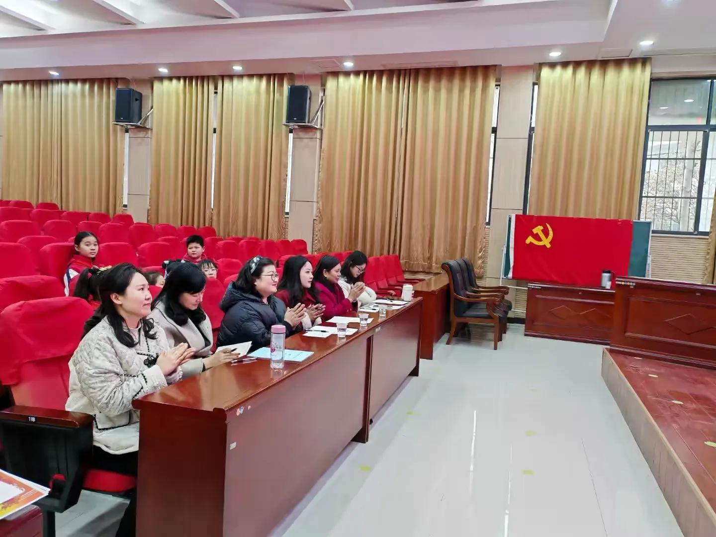 �ķ�ѧУСѧ����չ�����ж��