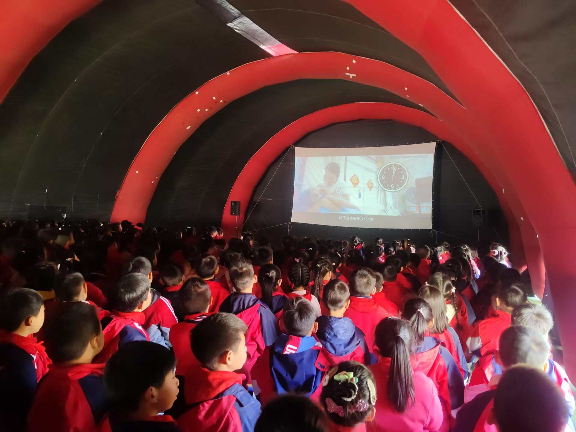 ������ʵ��Сѧ���к�ɫ��Ӱ��Ż�Ӫ�̻���