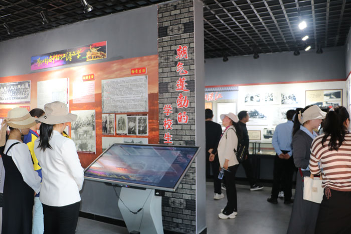 ����������ѧУ��֯��ʦ��˫����ѧ������ѧ���йݿ�չ��ɫ�����