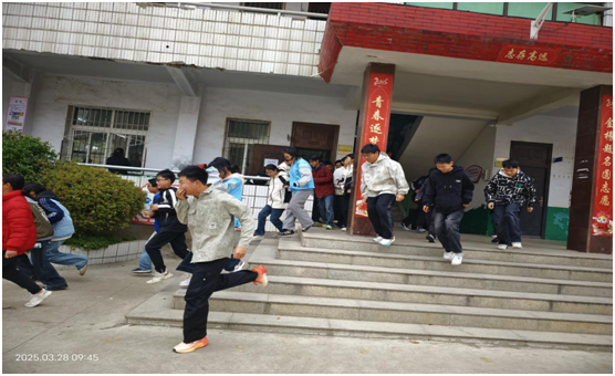 С��������ѧУ��չӦ��������ɢ�����