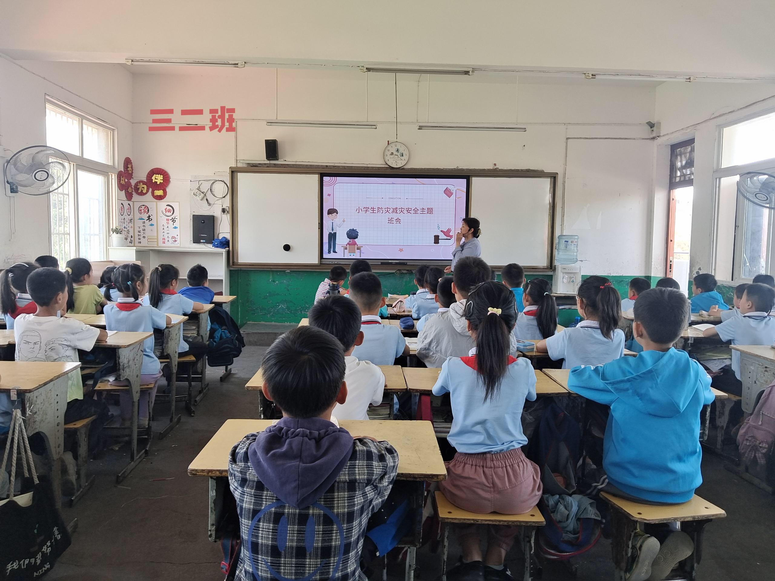 С�����һ��ѧ��չ������ɢ���� ����У԰��ȫ����